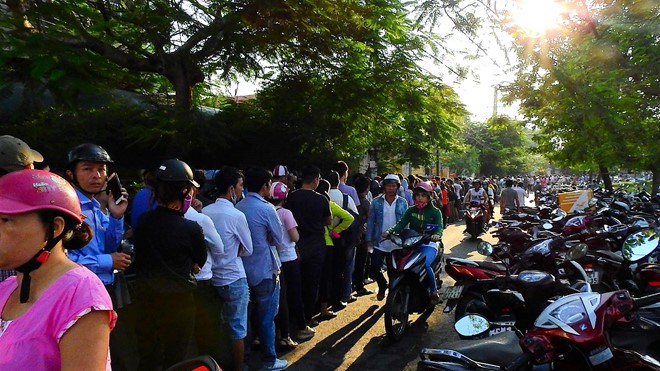 Chen chúc đăng kí tiêm vắc xin cho trẻ: Chỉ có 1100 liều, cả ngàn người công cốc ra về - Ảnh 1.