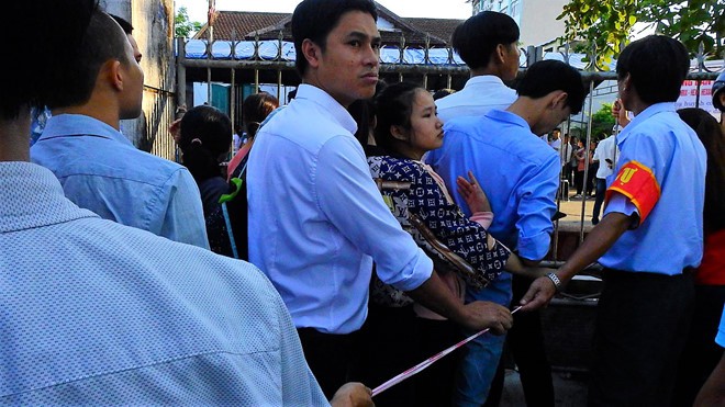 Chen chúc đăng kí tiêm vắc xin cho trẻ: Chỉ có 1100 liều, cả ngàn người công cốc ra về - Ảnh 11.