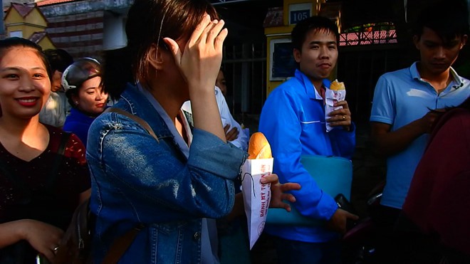 Chen chúc đăng kí tiêm vắc xin cho trẻ: Chỉ có 1100 liều, cả ngàn người công cốc ra về - Ảnh 12.