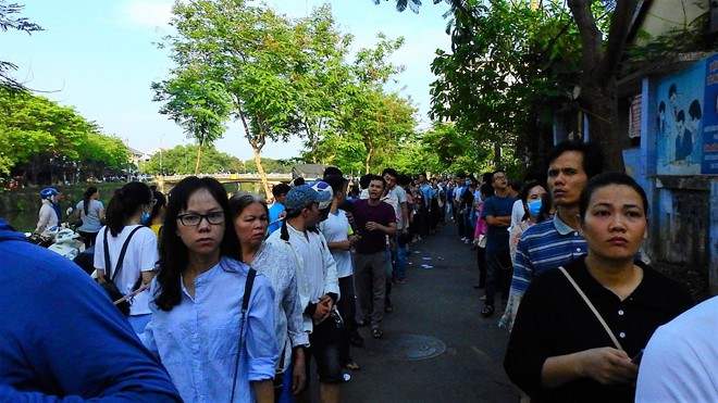 Chen chúc đăng kí tiêm vắc xin cho trẻ: Chỉ có 1100 liều, cả ngàn người công cốc ra về - Ảnh 13.