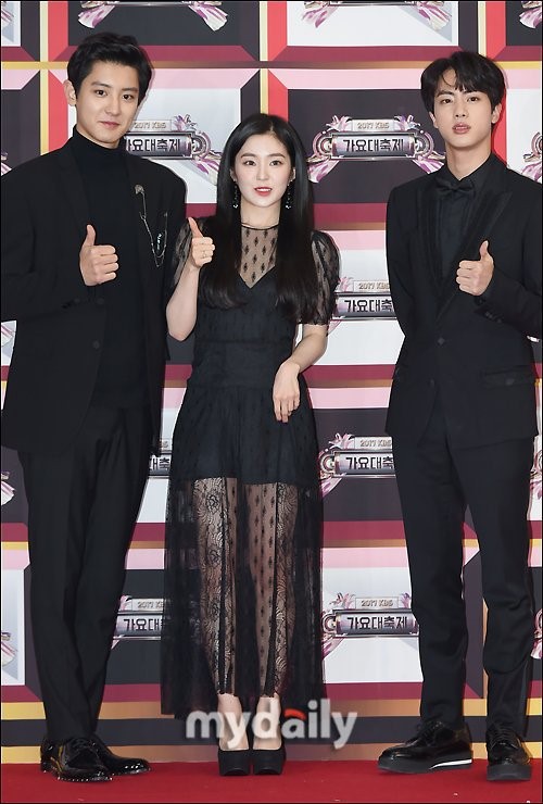 Loạt khoảnh khắc tình bể bình của Jin và Chanyeol như thế này bảo sao fan muốn đẩy thuyền đam mỹ cho họ - Ảnh 2. Loạt khoảnh khắc tình bể bình của Jin và Chanyeol như thế này bảo sao fan muốn đẩy thuyền đam mỹ cho họ - Ảnh 2.