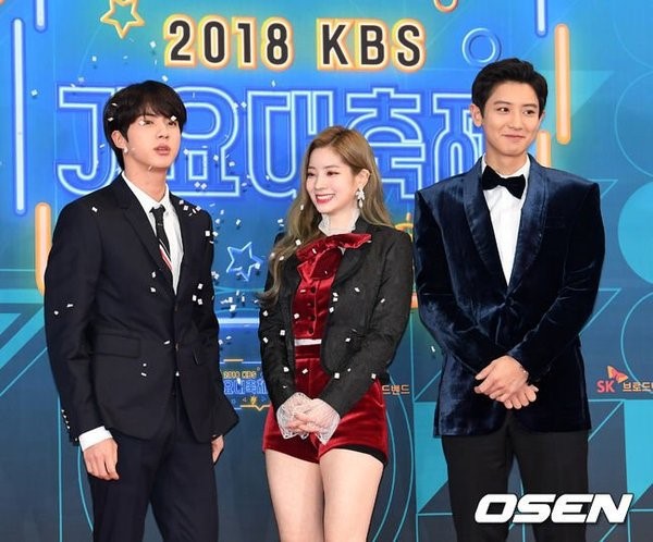 Loạt khoảnh khắc tình bể bình của Jin và Chanyeol như thế này bảo sao fan muốn đẩy thuyền đam mỹ cho họ - Ảnh 7. Loạt khoảnh khắc tình bể bình của Jin và Chanyeol như thế này bảo sao fan muốn đẩy thuyền đam mỹ cho họ - Ảnh 7.