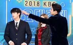 Loạt khoảnh khắc 'tình bể bình' của Jin và Chanyeol như thế này bảo sao fan muốn 'đẩy thuyền' đam mỹ cho họ