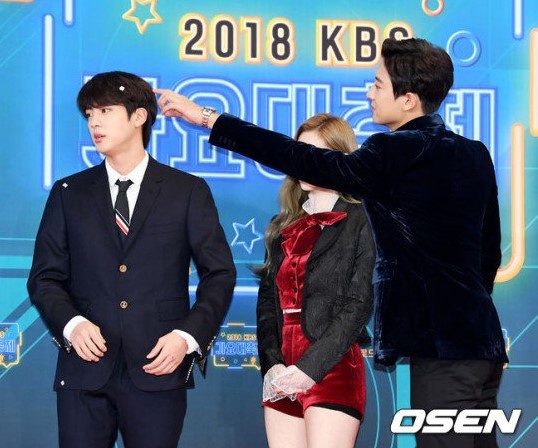 Loạt khoảnh khắc tình bể bình của Jin và Chanyeol như thế này bảo sao fan muốn đẩy thuyền đam mỹ cho họ - Ảnh 8. Loạt khoảnh khắc tình bể bình của Jin và Chanyeol như thế này bảo sao fan muốn đẩy thuyền đam mỹ cho họ - Ảnh 8.