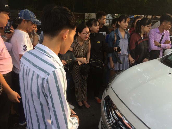 Chen chúc đăng kí tiêm vắc xin cho trẻ: Chỉ có 1100 liều, cả ngàn người công cốc ra về - Ảnh 4.