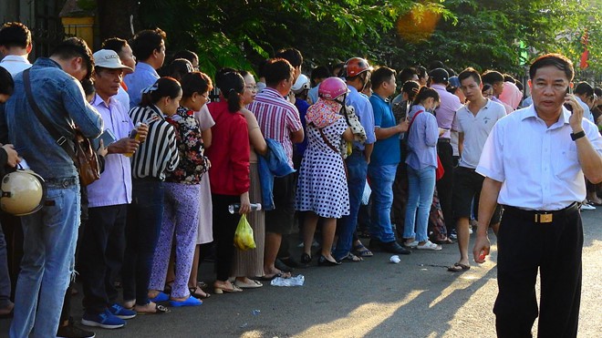 Chen chúc đăng kí tiêm vắc xin cho trẻ: Chỉ có 1100 liều, cả ngàn người công cốc ra về - Ảnh 5.