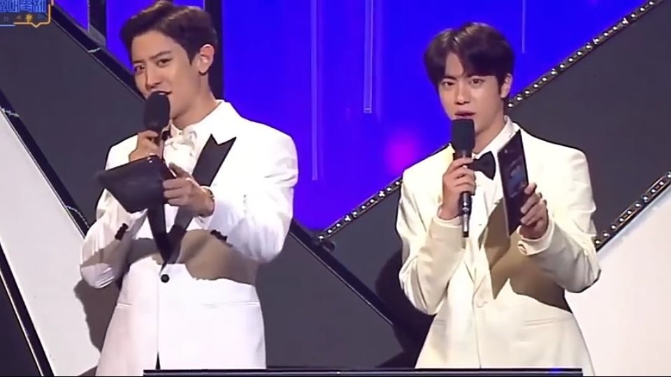 Loạt khoảnh khắc tình bể bình của Jin và Chanyeol như thế này bảo sao fan muốn đẩy thuyền đam mỹ cho họ - Ảnh 12. Loạt khoảnh khắc tình bể bình của Jin và Chanyeol như thế này bảo sao fan muốn đẩy thuyền đam mỹ cho họ - Ảnh 12.
