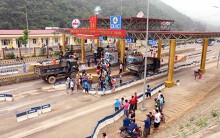 Nhiều ô tô dừng ở làn thu phí, không chịu di chuyển ở BOT Hòa Lạc - Hòa Bình