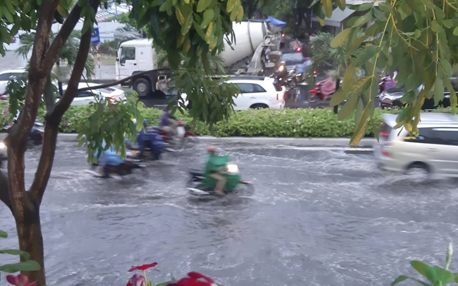 Đà Nẵng ngập đường sau mưa dông khoảng 30 phút - Ảnh 3.