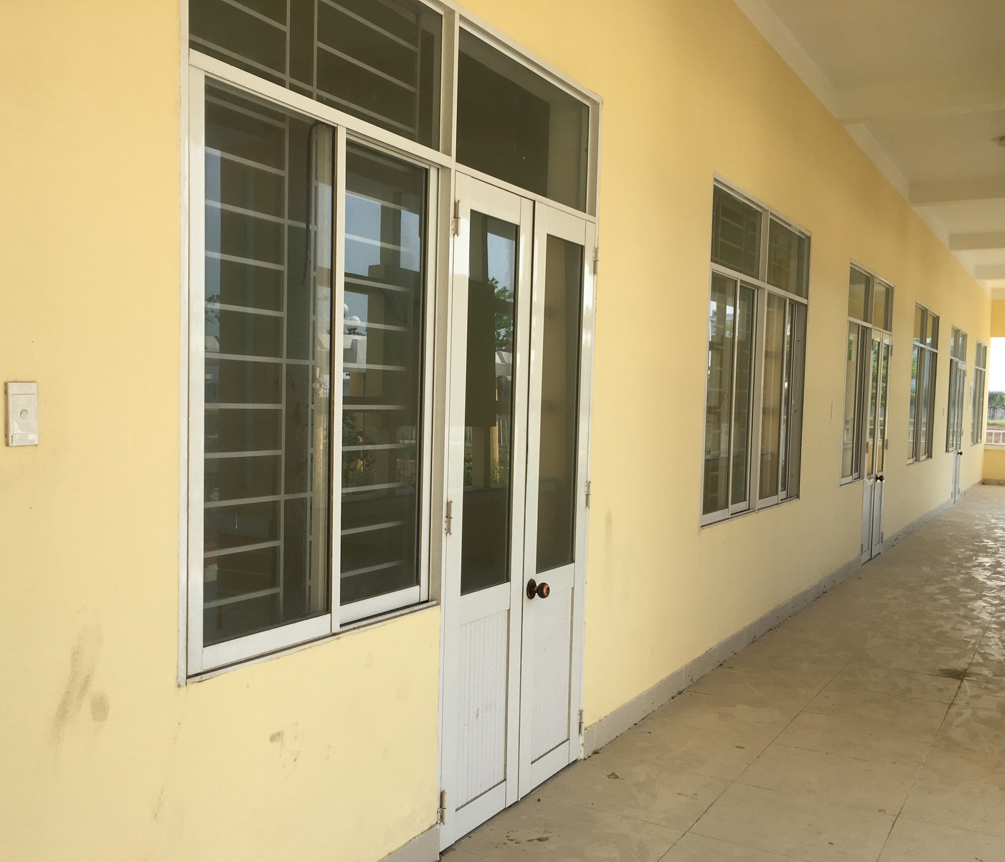 Xây trường hơn 6 tỉ nhưng lại bỏ hoang lãng phí ở Quảng Nam - Ảnh 4. Xây trường hơn 6 tỉ nhưng lại bỏ hoang lãng phí ở Quảng Nam - Ảnh 4.