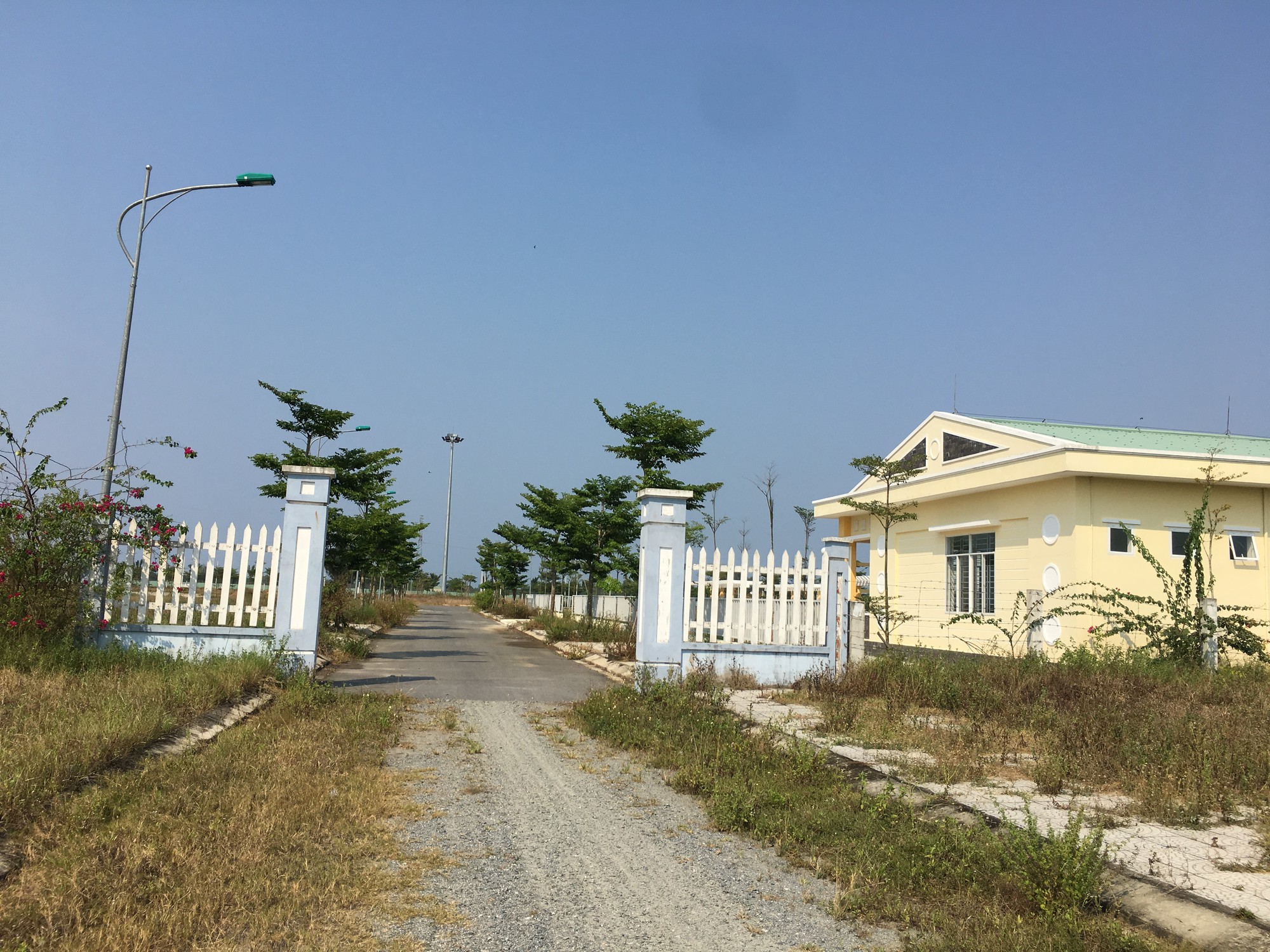 Xây trường hơn 6 tỉ nhưng lại bỏ hoang lãng phí ở Quảng Nam - Ảnh 1. Xây trường hơn 6 tỉ nhưng lại bỏ hoang lãng phí ở Quảng Nam - Ảnh 1.