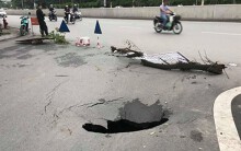 'Hố tử thần' sâu 2 m xuất hiện trên đường phố Hà Nội