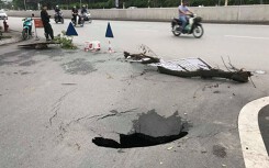 'Hố tử thần' sâu 2 m xuất hiện trên đường phố Hà Nội