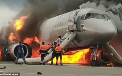 Bàng hoàng khoảnh khắc cơ phó lao vào máy bay Nga đang ngùn ngụt cháy để cứu cơ trưởng