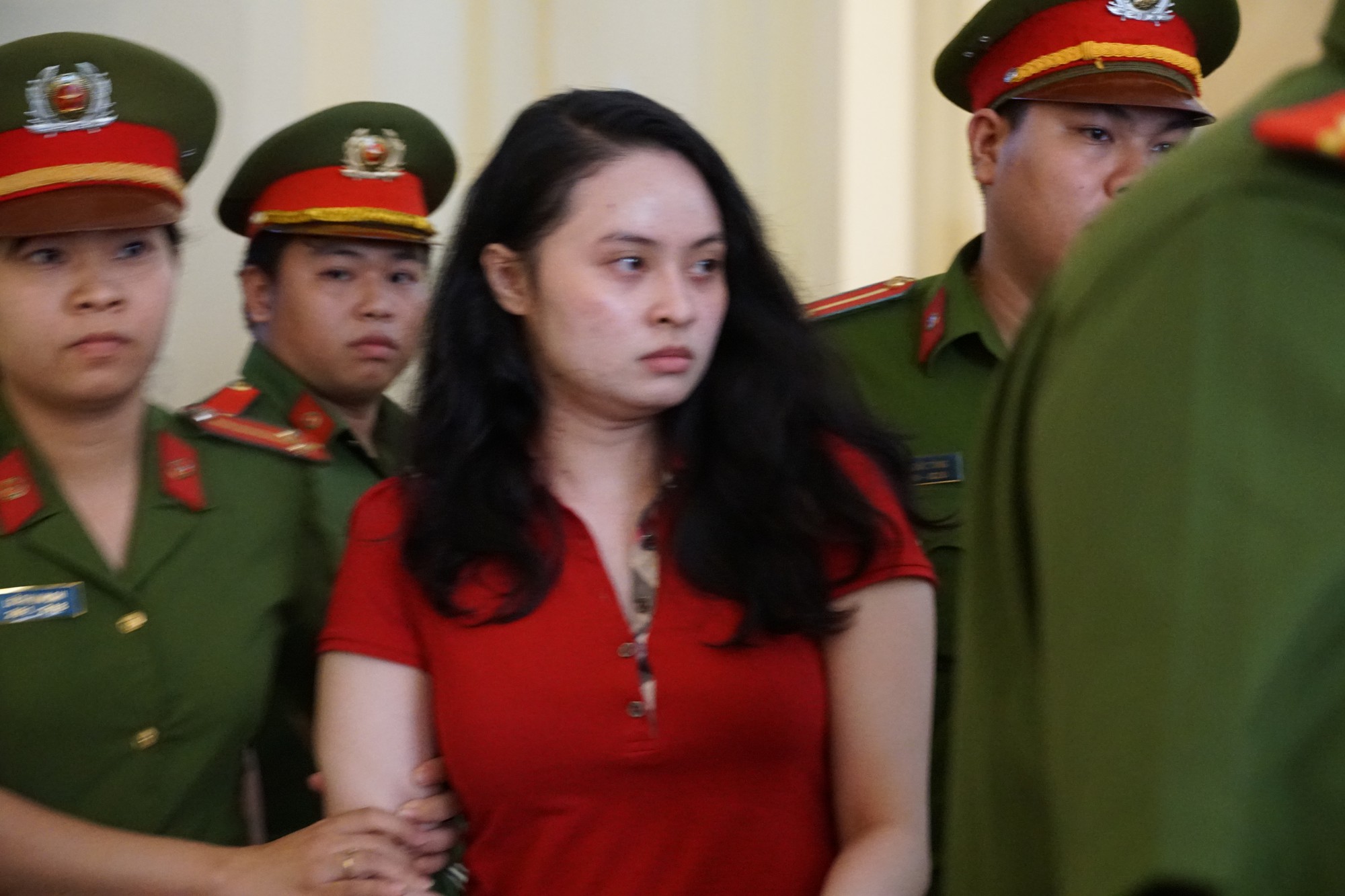 Những điểm nhấn trong phần xét hỏi phiên xử trùm ma túy Văn Kính Dương và người tình Ngọc Miu - Ảnh 2. Những điểm nhấn trong phần xét hỏi phiên xử trùm ma túy Văn Kính Dương và người tình Ngọc Miu - Ảnh 2.