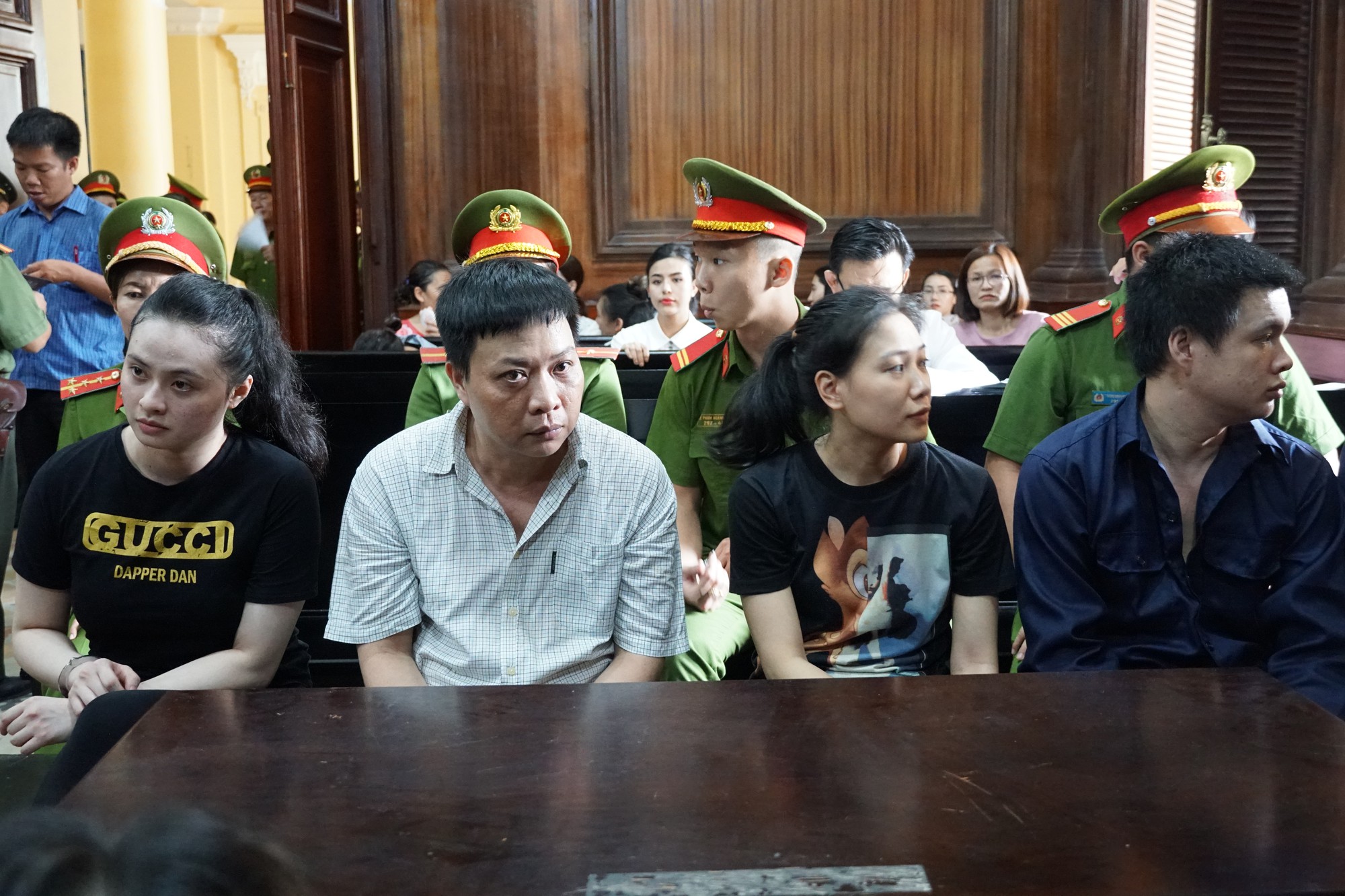 Những điểm nhấn trong phần xét hỏi phiên xử trùm ma túy Văn Kính Dương và người tình Ngọc Miu - Ảnh 5. Những điểm nhấn trong phần xét hỏi phiên xử trùm ma túy Văn Kính Dương và người tình Ngọc Miu - Ảnh 5.