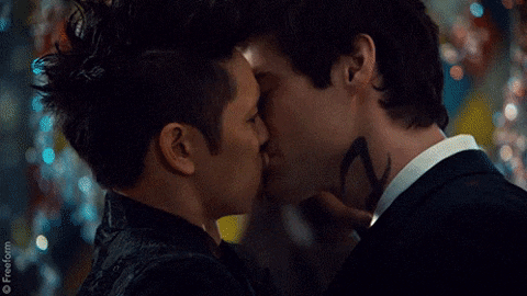 Shadowhunters: Cặp đôi đồng tính trong màn cướp rể huyền thoại năm nào nay đã kết hôn rồi đây - Ảnh 3. Shadowhunters: Cặp đôi đồng tính trong màn cướp rể huyền thoại năm nào nay đã kết hôn rồi đây - Ảnh 3.