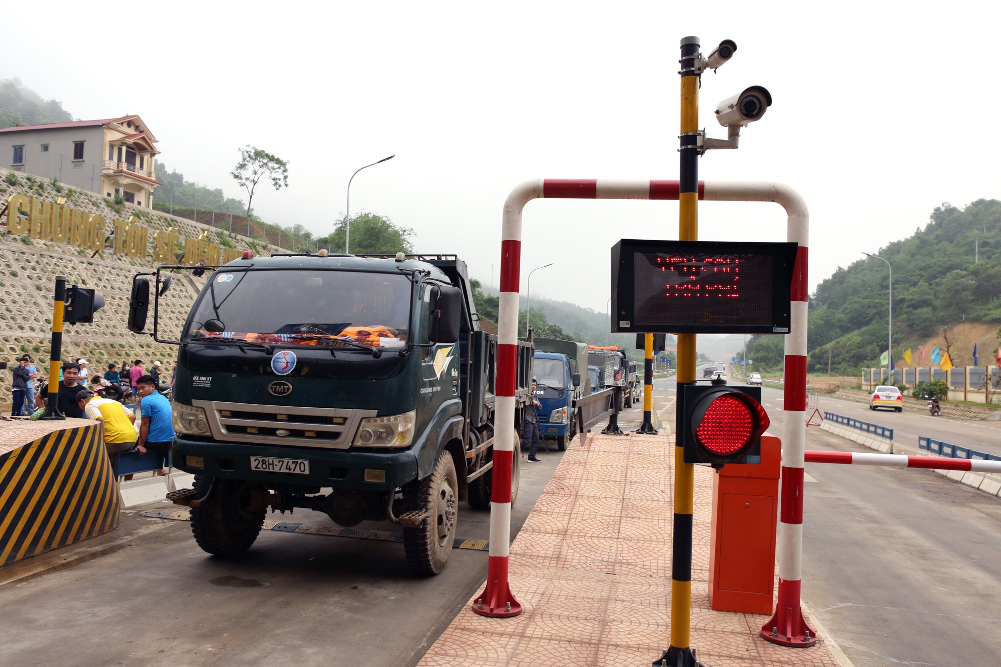 Tổng cục Đường bộ lên tiếng vụ miễn giảm phí cho xe không chính chủ qua BOT Hòa Lạc - Hòa Bình - Ảnh 2. Tổng cục Đường bộ lên tiếng vụ miễn giảm phí cho xe không chính chủ qua BOT Hòa Lạc - Hòa Bình - Ảnh 2.