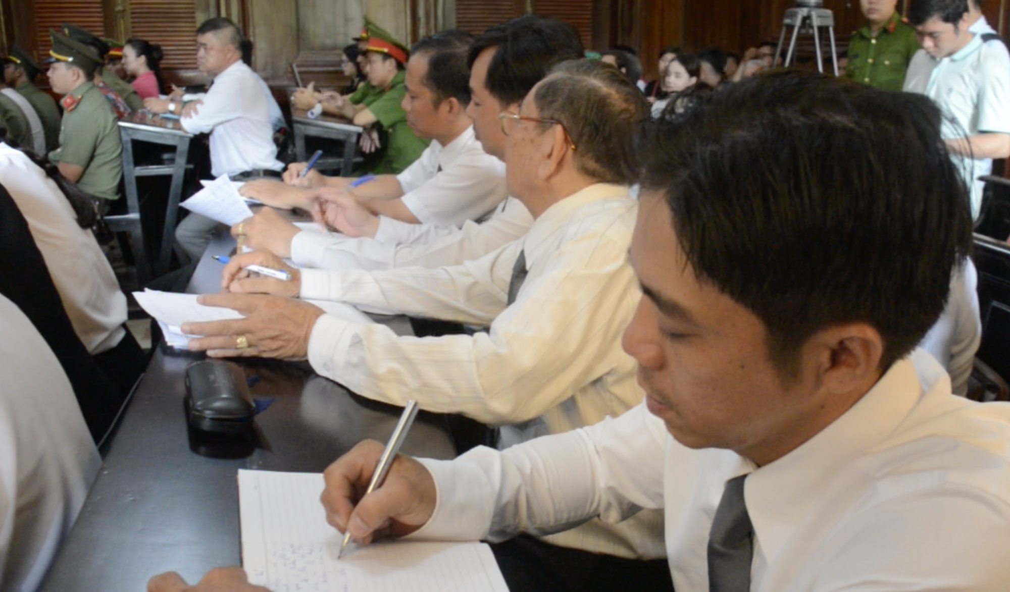 Những điểm nhấn trong phần xét hỏi phiên xử trùm ma túy Văn Kính Dương và người tình Ngọc Miu - Ảnh 4. Những điểm nhấn trong phần xét hỏi phiên xử trùm ma túy Văn Kính Dương và người tình Ngọc Miu - Ảnh 4.