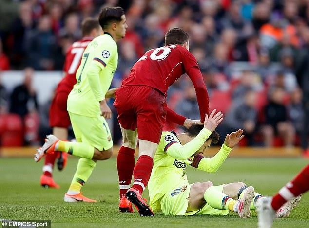Messi nhận hành vi không tôn trọng từ hậu vệ Liverpool - Ảnh 1. Messi nhận hành vi không tôn trọng từ hậu vệ Liverpool - Ảnh 1.