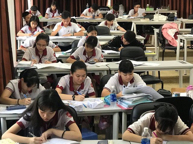 TP HCM: Hơn 10.000 học sinh đăng ký vào lớp 10 trường ngoài công lập - Ảnh 1. TP HCM: Hơn 10.000 học sinh đăng ký vào lớp 10 trường ngoài công lập - Ảnh 1.