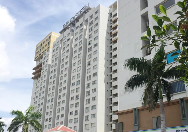Bé trai 4 tuổi rơi từ tầng 5 chung cư ở Sài Gòn - Ảnh 1.
