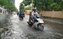 Sài Gòn mưa chuyển mùa, nhiều tuyến đường bị ngập
