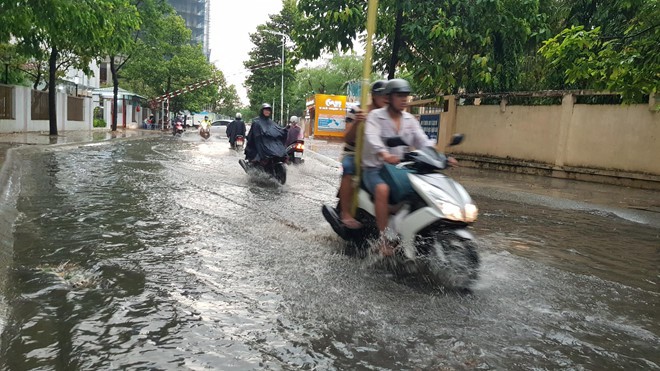 Sài Gòn mưa chuyển mùa, nhiều tuyến đường bị ngập - Ảnh 1. Sài Gòn mưa chuyển mùa, nhiều tuyến đường bị ngập - Ảnh 1.