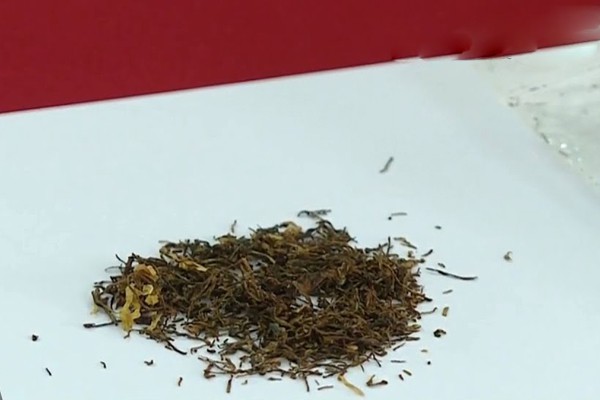 Hút thử gói thuốc lào bí ẩn, quý ông Hà Nội sùi bọt mép, ngã vật ra vỉa hè bất tỉnh - Ảnh 1. Hút thử gói thuốc lào bí ẩn, quý ông Hà Nội sùi bọt mép, ngã vật ra vỉa hè bất tỉnh - Ảnh 1.