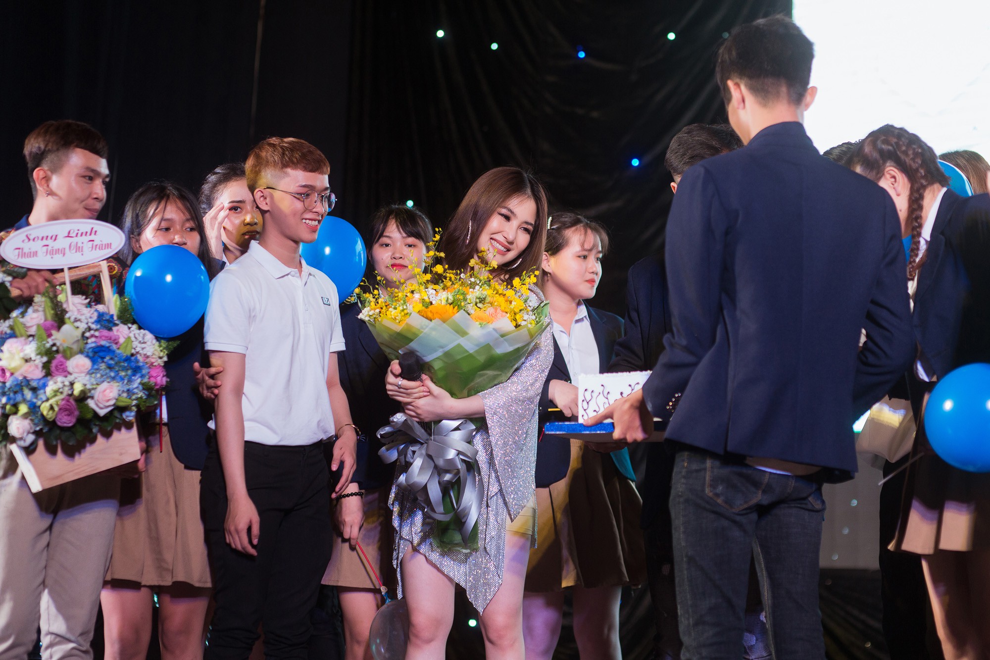 Hương Tràm khép lại lời chào với người hâm mộ trong sự tiếc nuối - Ảnh 5. Hương Tràm khép lại lời chào với người hâm mộ trong sự tiếc nuối - Ảnh 5.