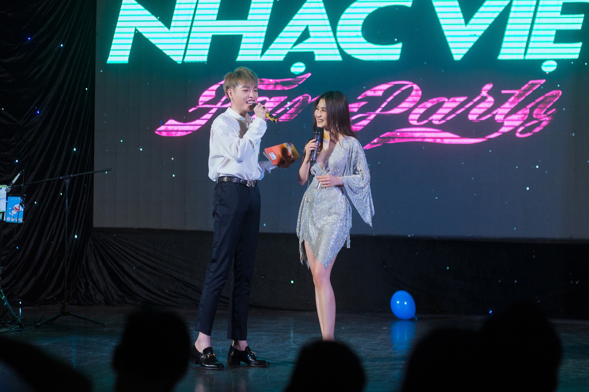 Hương Tràm khép lại lời chào với người hâm mộ trong sự tiếc nuối - Ảnh 3. Hương Tràm khép lại lời chào với người hâm mộ trong sự tiếc nuối - Ảnh 3.
