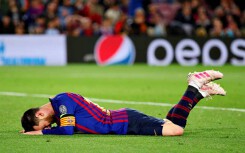 CĐV Liverpool bắn pháo hoa phá giấc ngủ của Messi