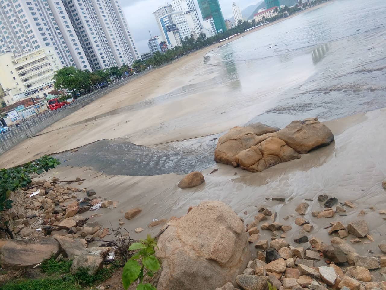 Sau cơn mưa lớn nước thải tràn ra vịnh  Nha Trang  - Ảnh 2.