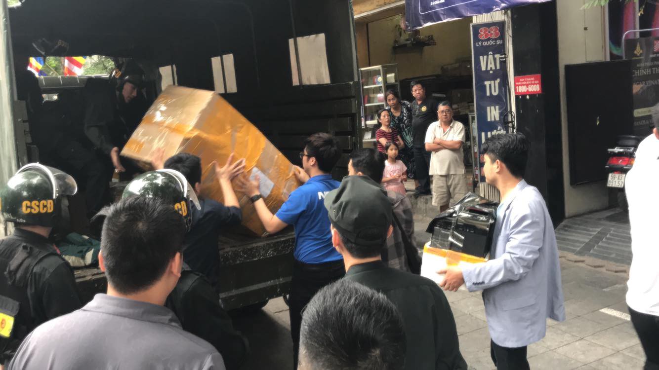 Nhân viên bán hàng Nhật Cường Mobile: Công an vào, tôi còn tưởng khách mua hàng vẫn mời chào bình thường, không biết mai có được nhận lương không - Ảnh 1. Nhân viên bán hàng Nhật Cường Mobile: Công an vào, tôi còn tưởng khách mua hàng vẫn mời chào bình thường, không biết mai có được nhận lương không - Ảnh 1.
