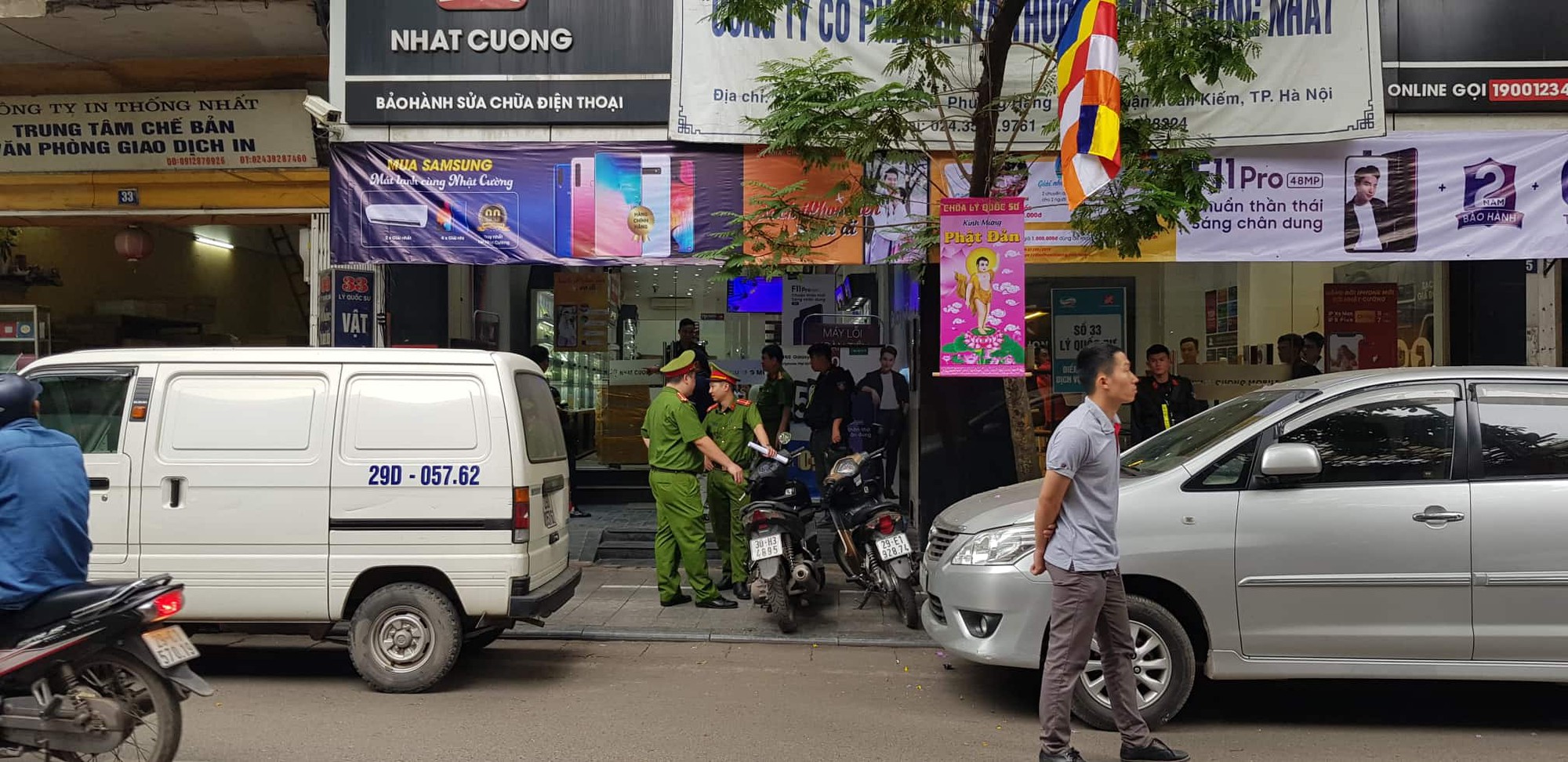 Bộ Công an khám xét chuỗi cửa hàng điện thoại Nhật Cường Mobile - Ảnh 9.