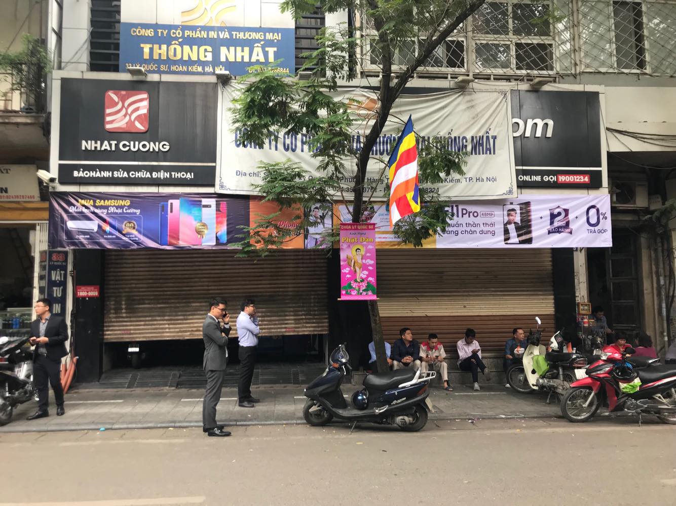 Nhân viên bán hàng Nhật Cường Mobile: Công an vào, tôi còn tưởng khách mua hàng vẫn mời chào bình thường, không biết mai có được nhận lương không - Ảnh 3. Nhân viên bán hàng Nhật Cường Mobile: Công an vào, tôi còn tưởng khách mua hàng vẫn mời chào bình thường, không biết mai có được nhận lương không - Ảnh 3.