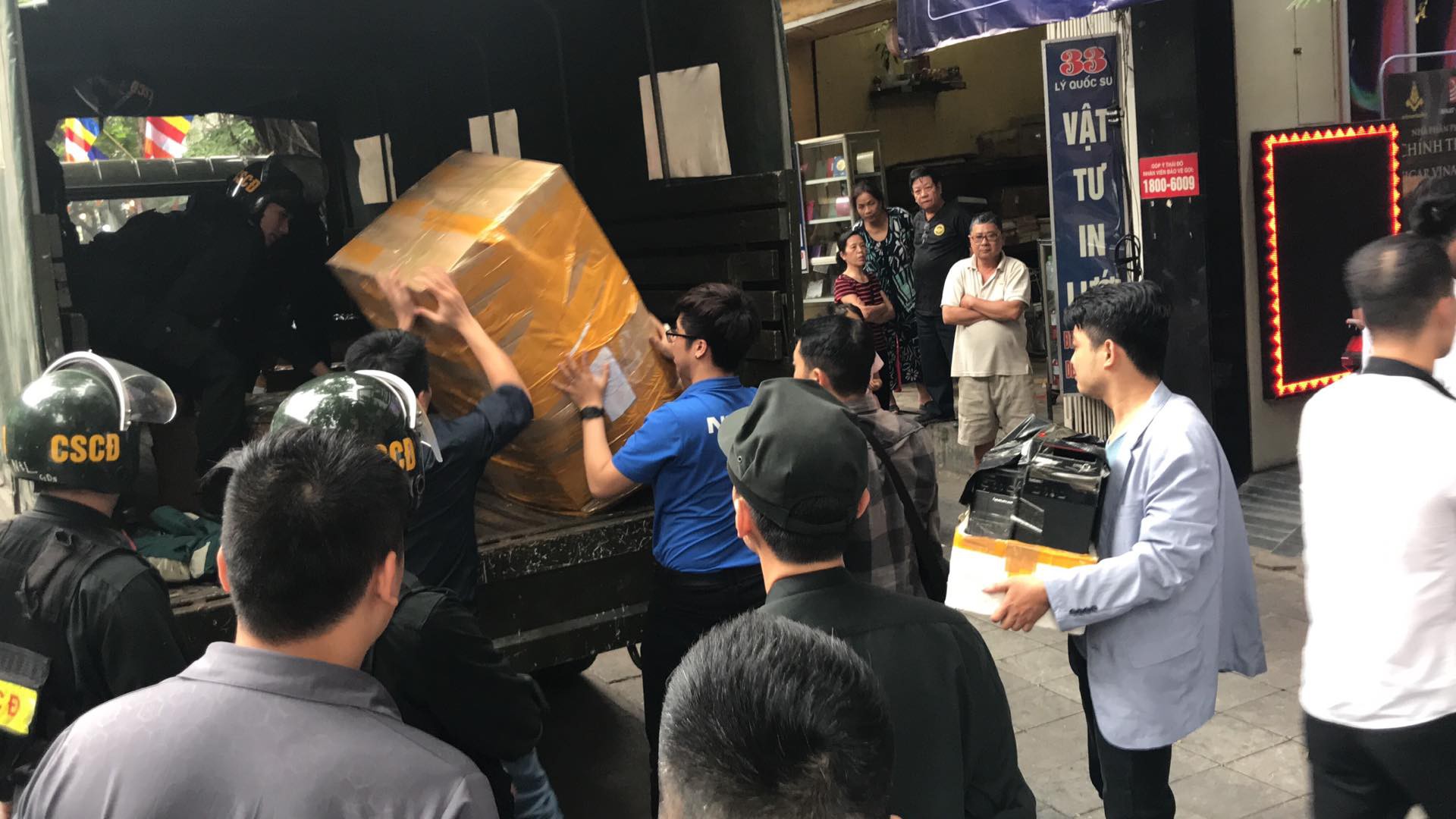 Bộ Công an khám xét chuỗi cửa hàng điện thoại Nhật Cường Mobile - Ảnh 10.