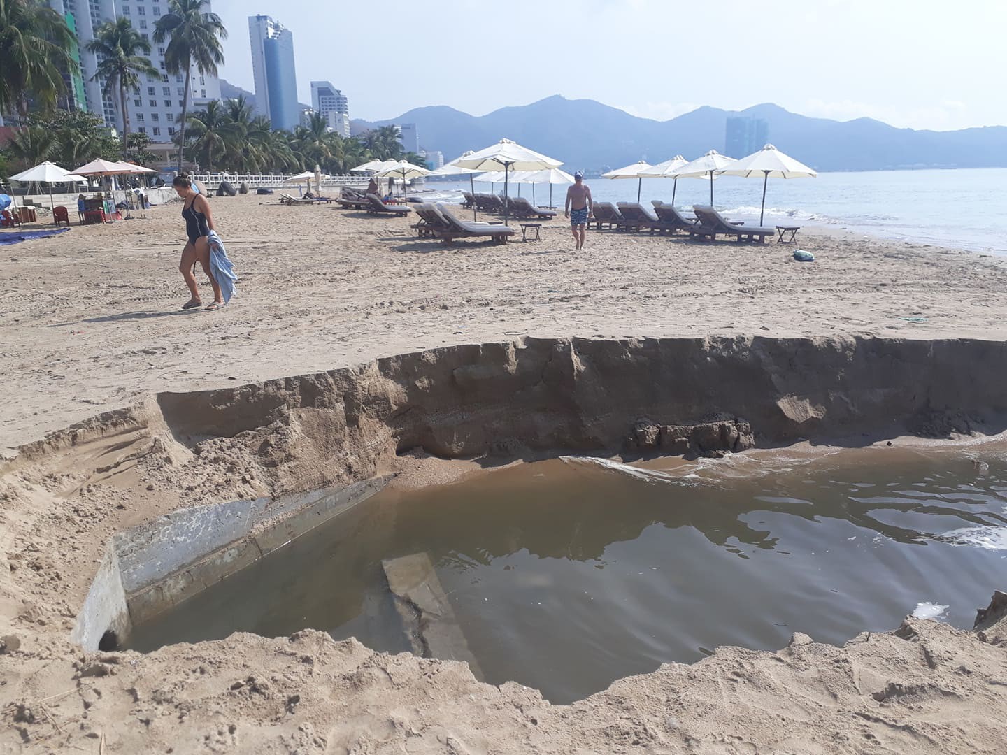 Sau cơn mưa lớn nước thải tràn ra vịnh  Nha Trang  - Ảnh 1.