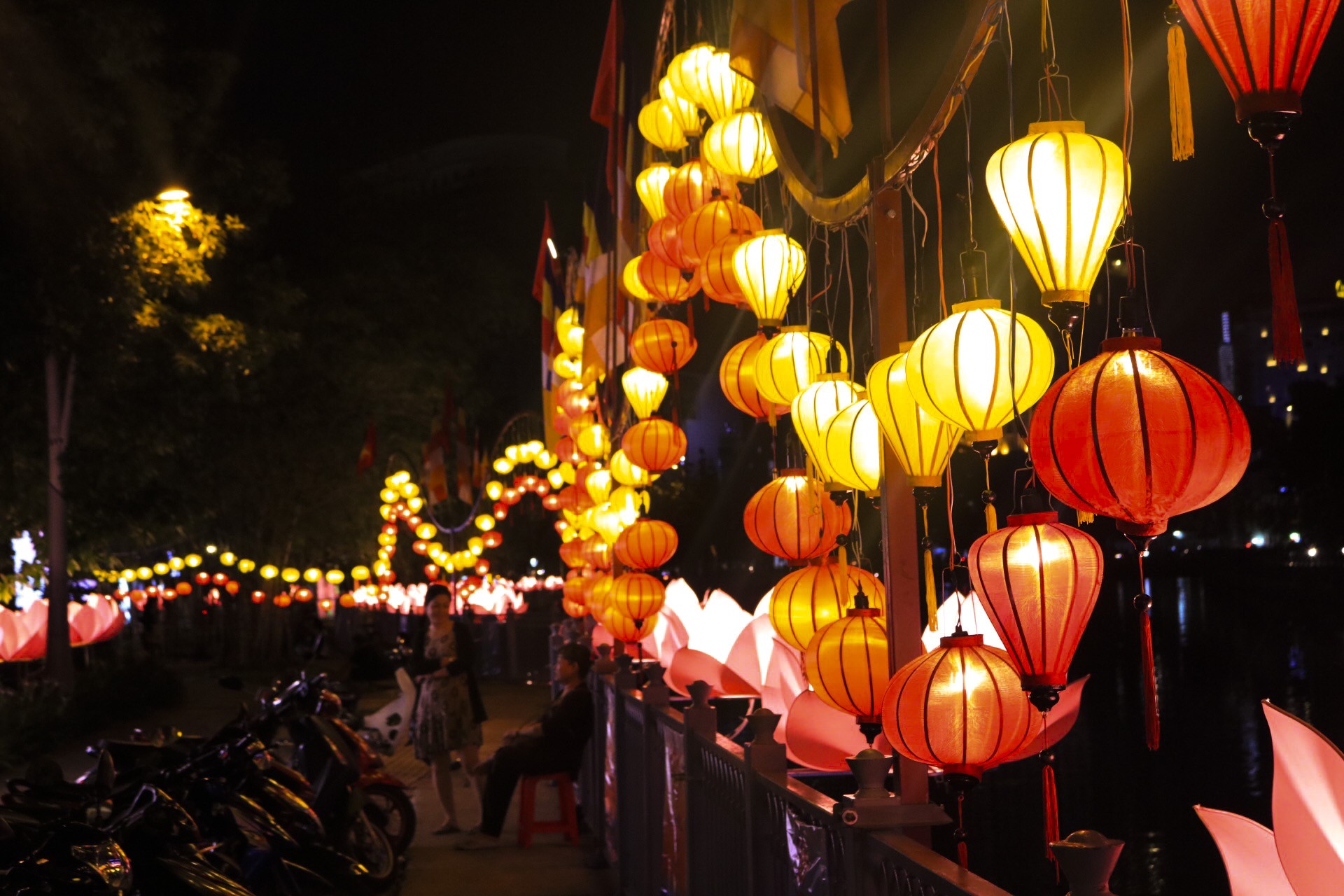 Ngắm vẻ lung linh của chùa Pháp Hoa trước Đại lễ Phật Đản Vesak 2019 - Ảnh 3.