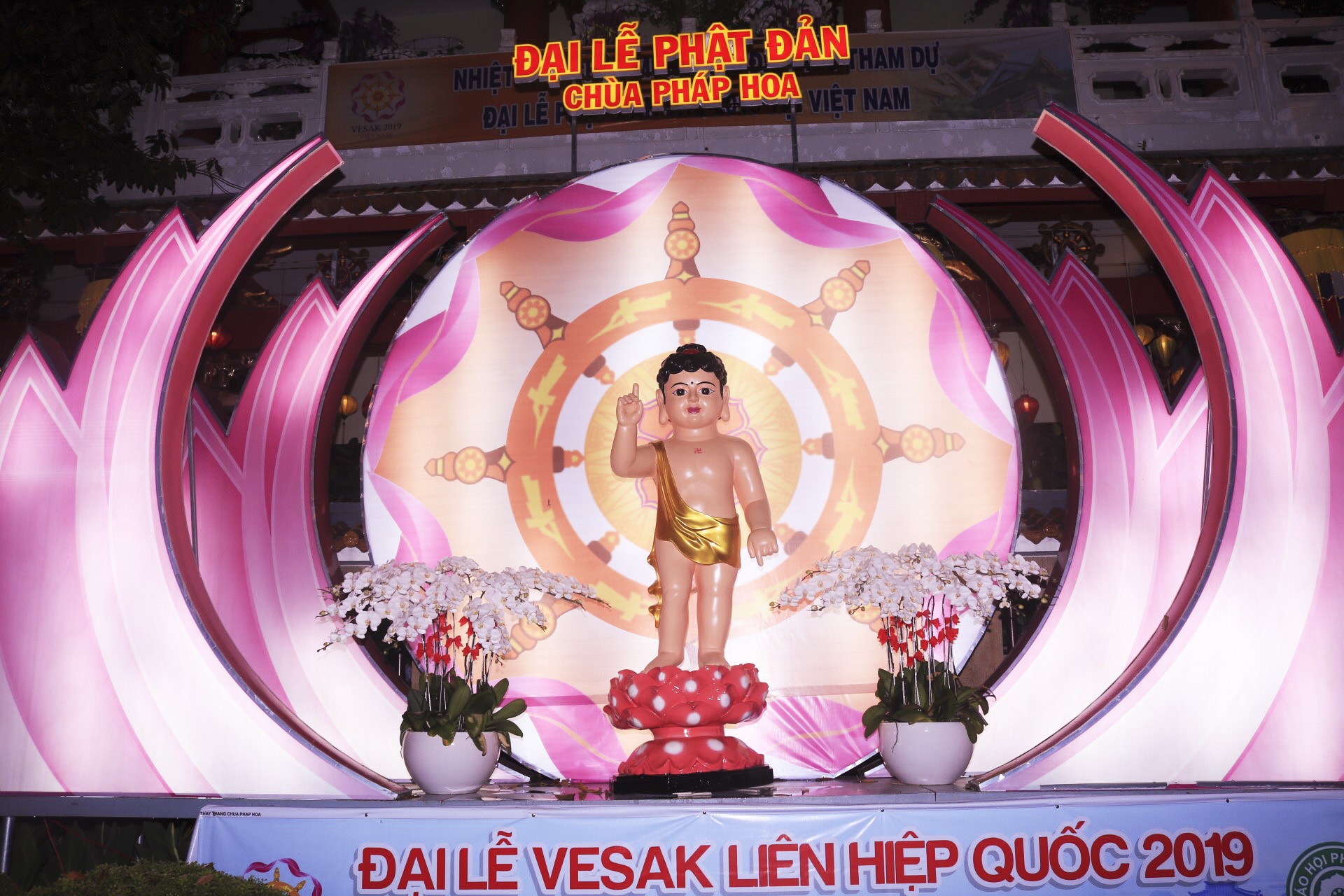 Ngắm vẻ lung linh của chùa Pháp Hoa trước Đại lễ Phật Đản Vesak 2019 - Ảnh 2.