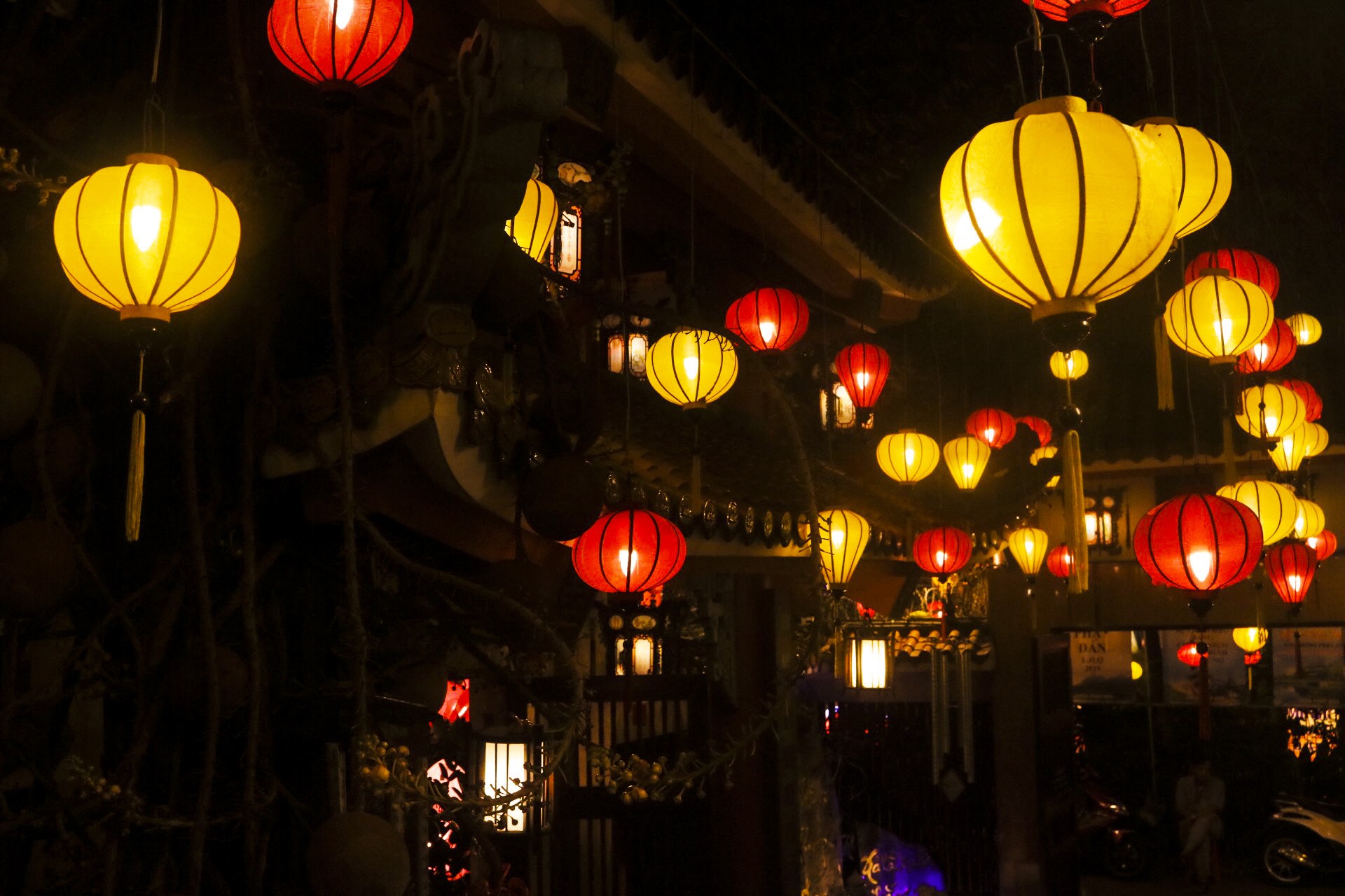 Ngắm vẻ lung linh của chùa Pháp Hoa trước Đại lễ Phật Đản Vesak 2019 - Ảnh 4.