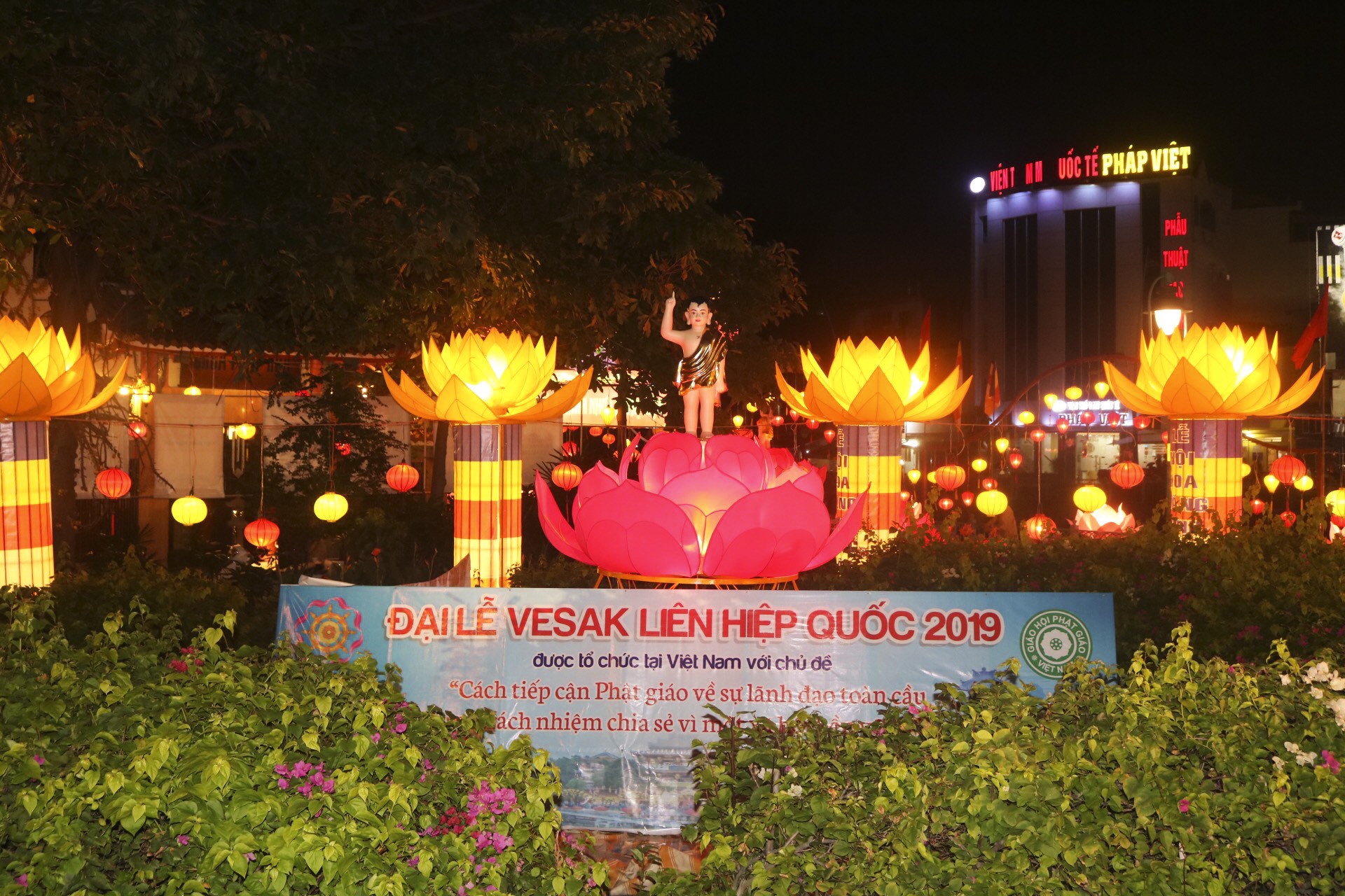 Ngắm vẻ lung linh của chùa Pháp Hoa trước Đại lễ Phật Đản Vesak 2019 - Ảnh 5.