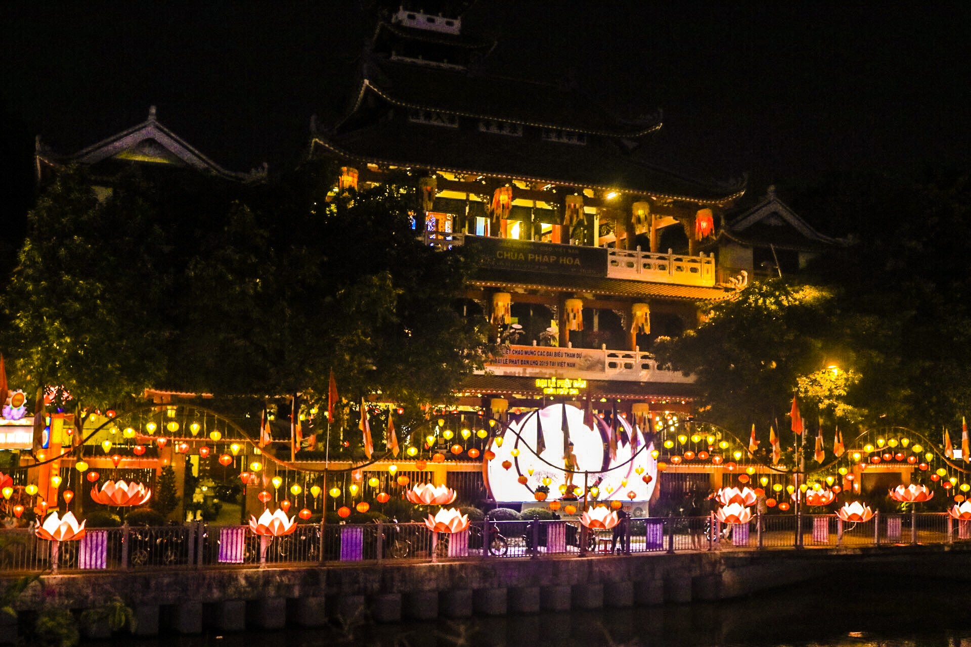 Ngắm vẻ lung linh của chùa Pháp Hoa trước Đại lễ Phật Đản Vesak 2019 - Ảnh 1.