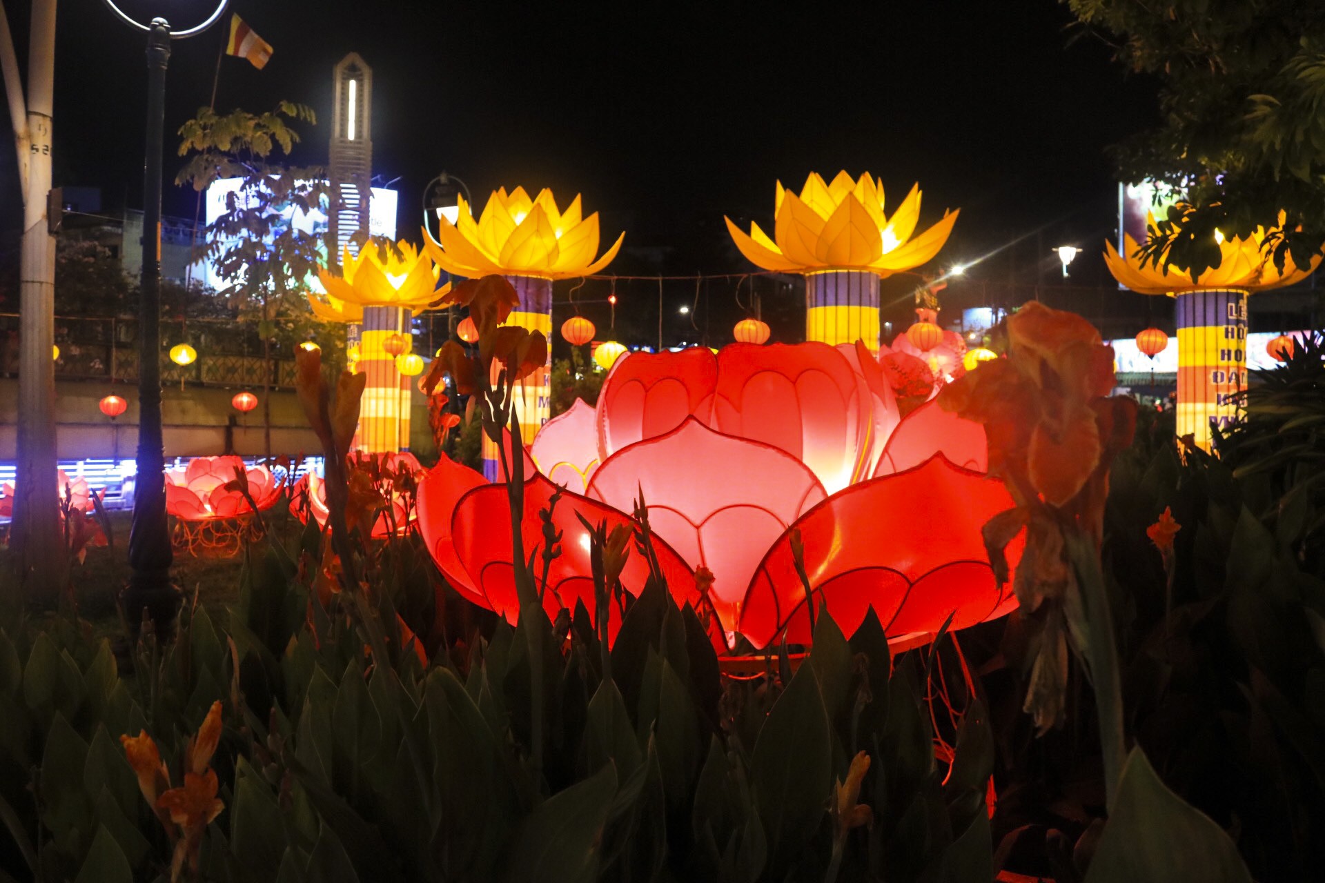 Ngắm vẻ lung linh của chùa Pháp Hoa trước Đại lễ Phật Đản Vesak 2019 - Ảnh 8.