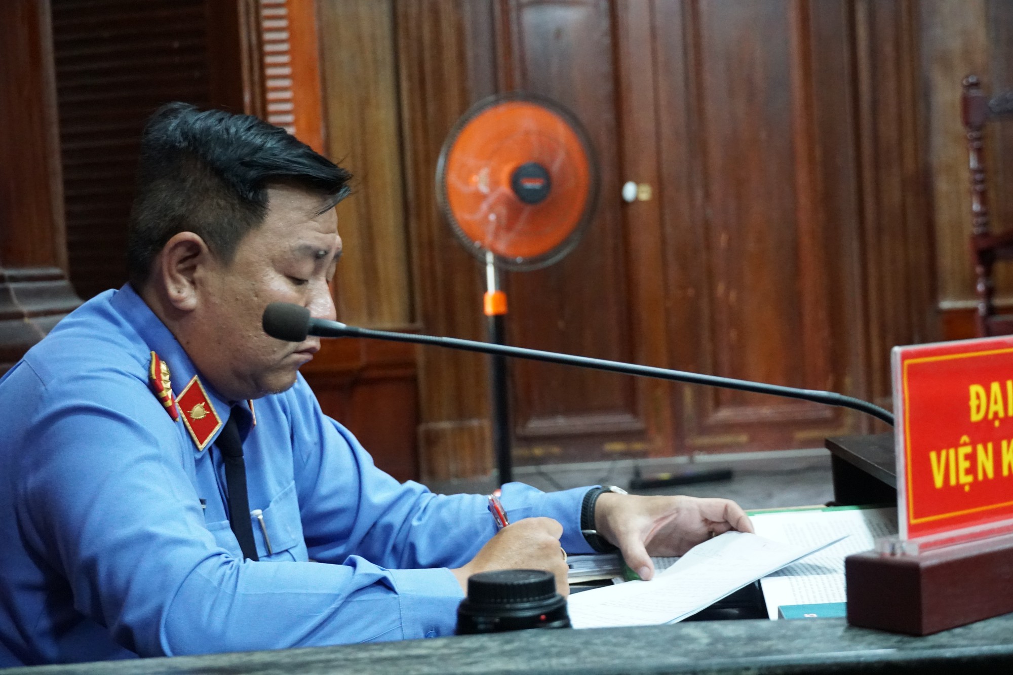 Trùm ma túy Văn Kính Dương lớn tiếng đối đầu kiểm sát viên - Ảnh 1.