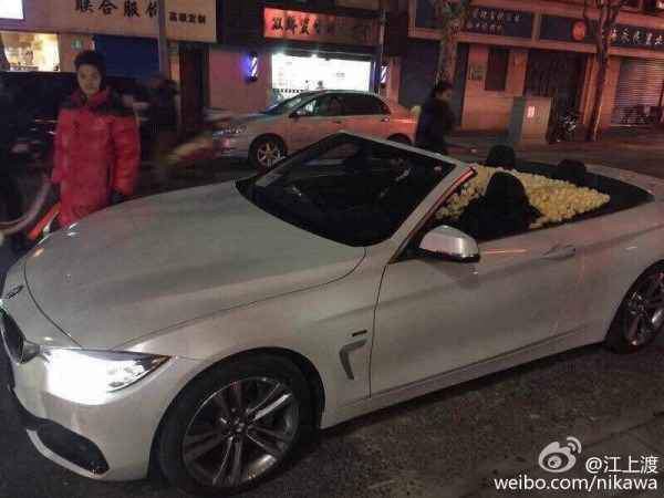 Chàng đồng tính dùng xe BMW mui trần chở kín hoa hồng để cầu hôn bạn trai khiến cộng đồng mạng phát hờn - Ảnh 2. Chàng đồng tính dùng xe BMW mui trần chở kín hoa hồng để cầu hôn bạn trai khiến cộng đồng mạng phát hờn - Ảnh 2.