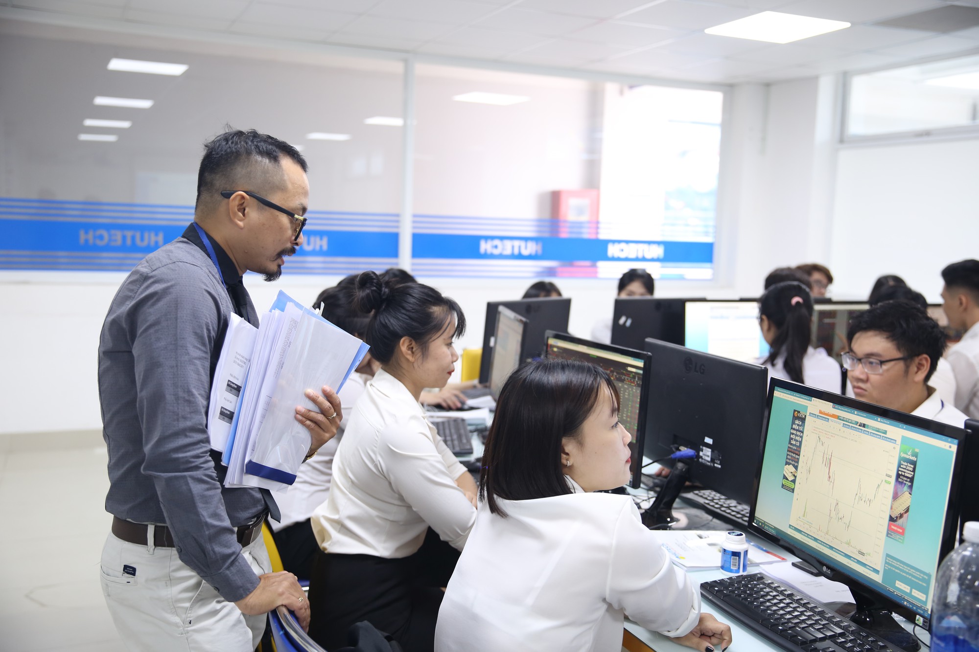 HUTECH tuyển sinh mới ngành Logistics và Quản lí chuỗi cung ứng - Ảnh 1. HUTECH tuyển sinh mới ngành Logistics và Quản lí chuỗi cung ứng - Ảnh 1.