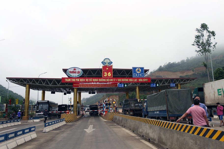 BOT Hòa Lạc - Hòa Bình: Người dân mua xe không sang tên đổi chủ vẫn đòi miễn giảm - Ảnh 1. BOT Hòa Lạc - Hòa Bình: Người dân mua xe không sang tên đổi chủ vẫn đòi miễn giảm - Ảnh 1.