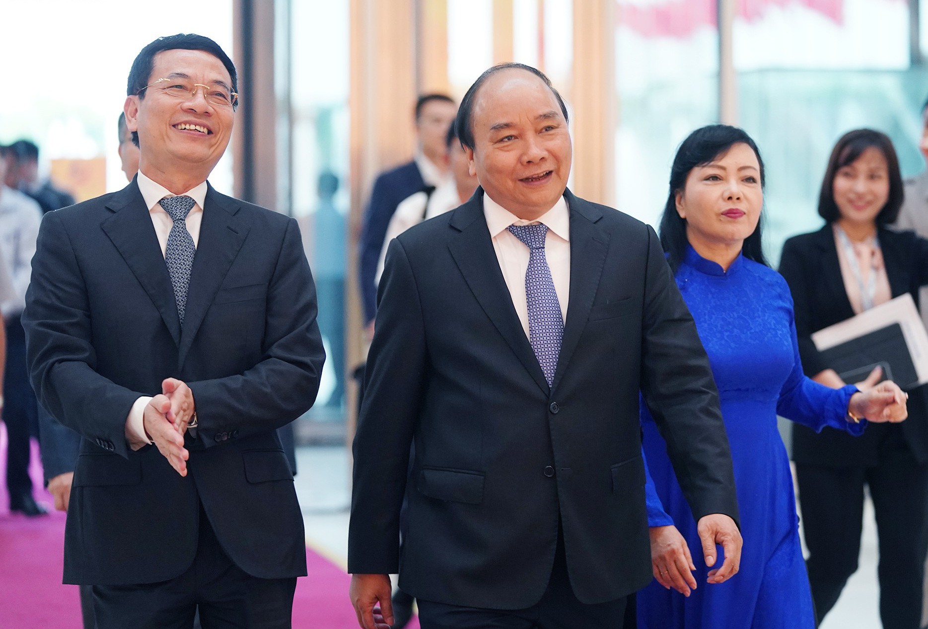 Thủ tướng Nguyễn Xuân Phúc dự diễn đàn công nghệ, tham quan bức tường ‘Make in Vietnam’ - Ảnh 1.