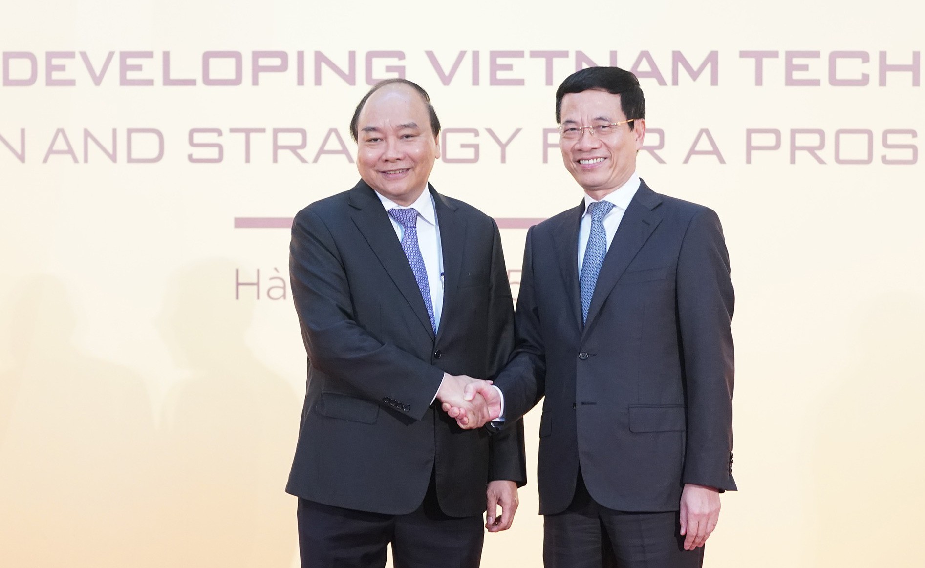 Thủ tướng Nguyễn Xuân Phúc dự diễn đàn công nghệ, tham quan bức tường ‘Make in Vietnam’ - Ảnh 3.